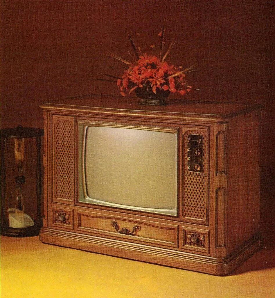 Телевизор 70 годов. Телевизор из 70х Славутич. Телевизор Zenith. Старинный телевизор. Телевизоры 70 годов.