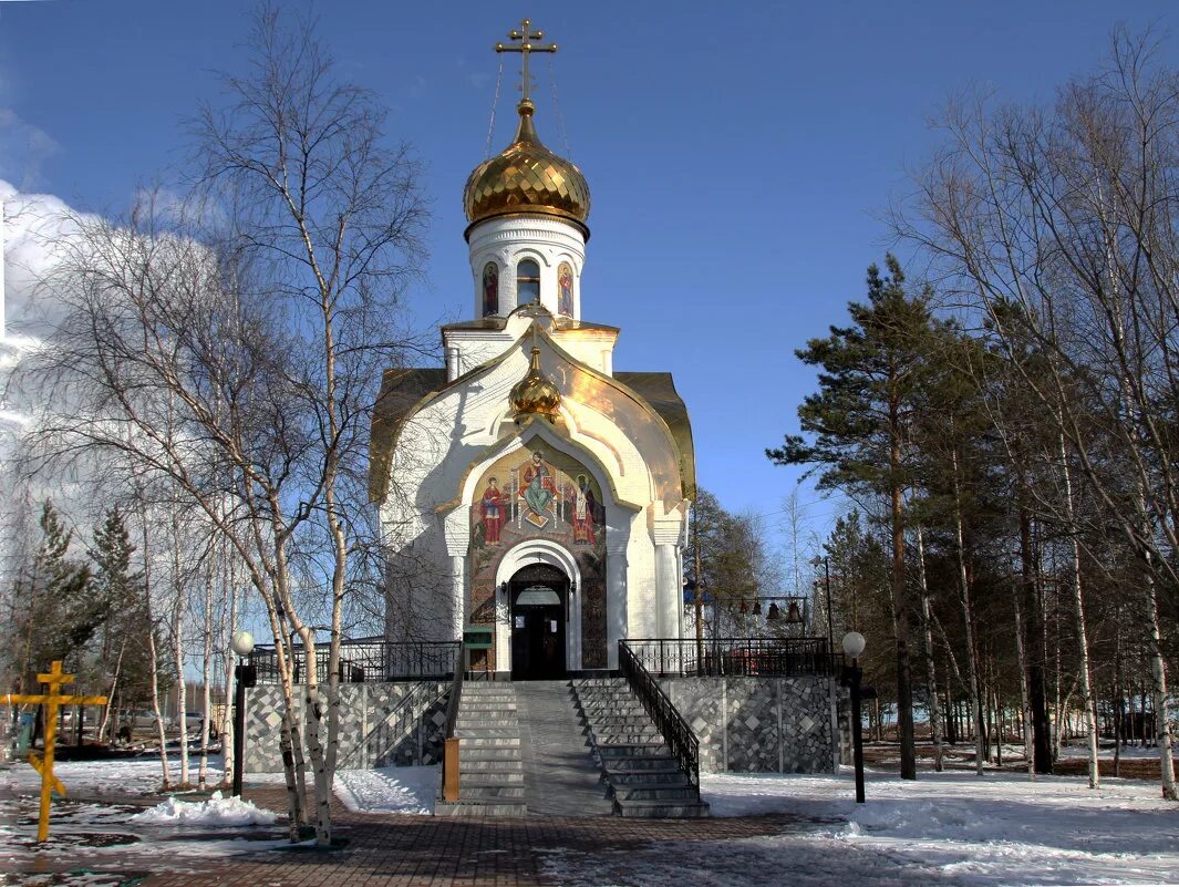 крылова 18 сургут церковь. храм свт. храм святителя луки сургут. церковь луки крымского иваново. фотографии машин со святой водой у храмов сургута.