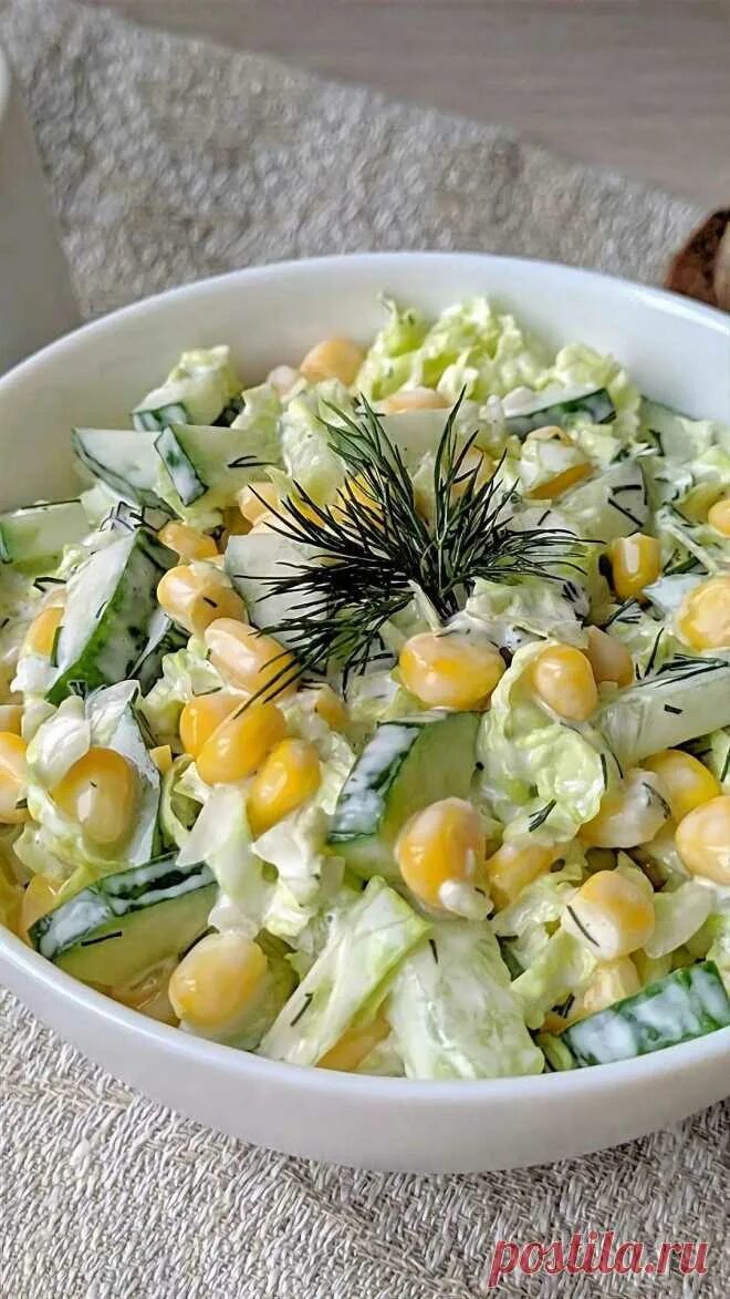 Салат с листьями салата и кукурузой. Салат из кукурузы пошагово. Салат с кукурузными початками. Салат из кукурузы пошагово. Салат курица ананасы яйца зелёный горошек.