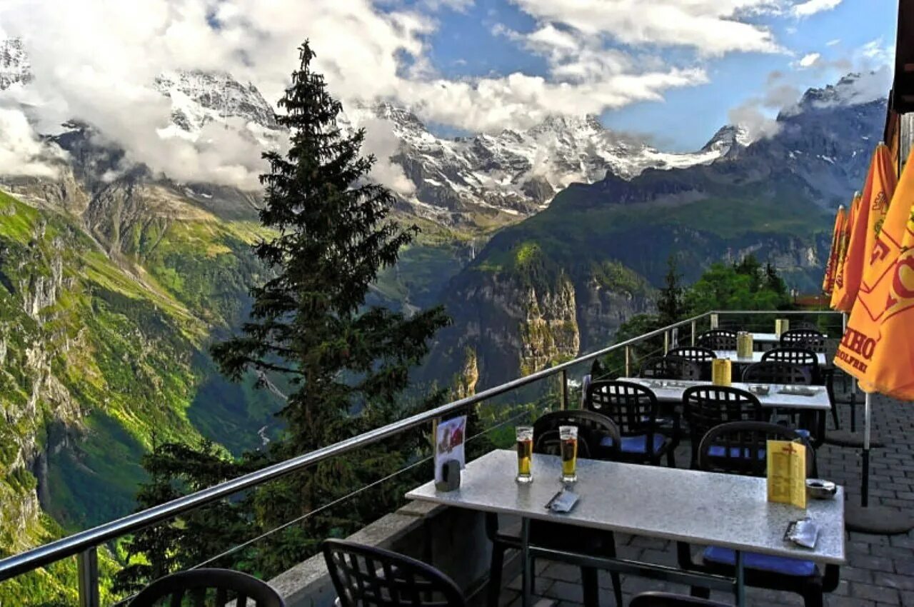 Мюррен Швейцария. Отель вершина Альпы Швейцария. Отель в горах Швейцарии. Мюррен Швейцария летом.