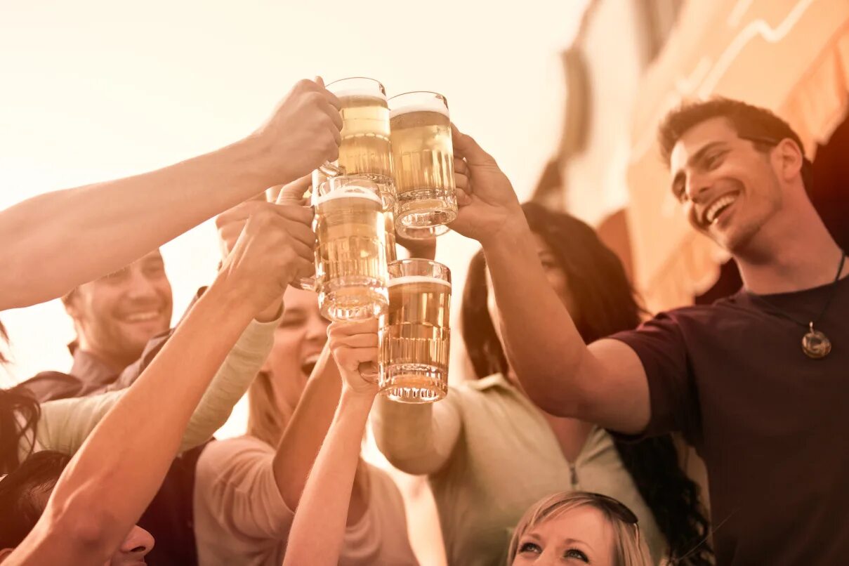 Bar hopping. Happy birthday drink. Девушка пьет воду. Happy i drink. Happy i drink.