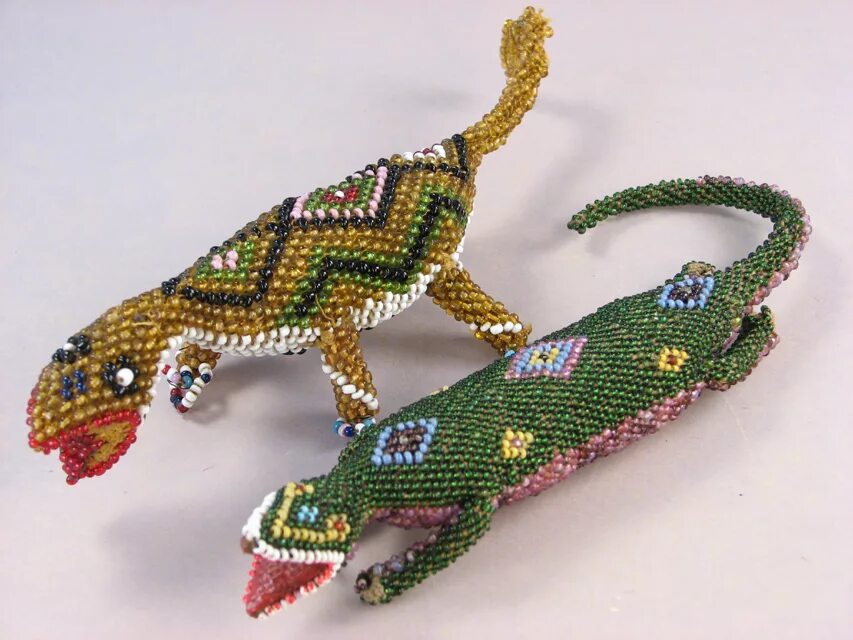 Ящерка из бисера объемная. Ящерица из бисера плоская. Ящерица из бисера. Ящерка из бисера. Как сплести ящерицу из бисера.