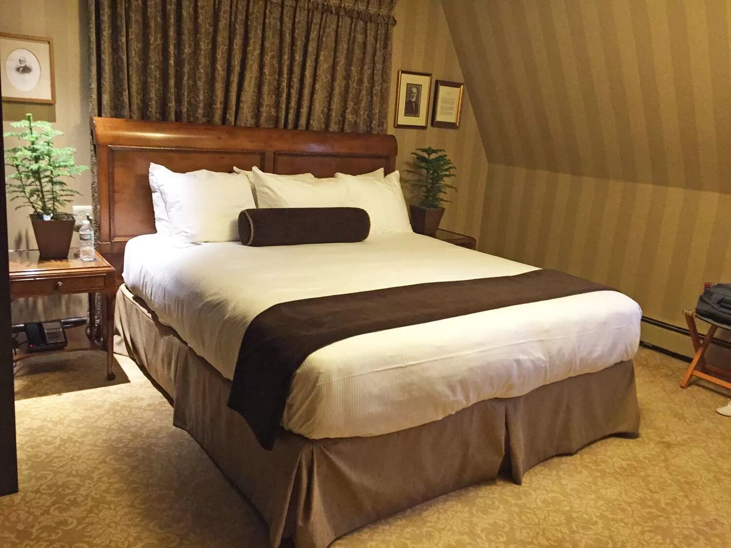 Metropol hotel yerevan. Семья в отеле кровать. Дополнительная кровать в отеле. Сводная семья делит кровать в гостиничном номере. Дополнительная кровать в отеле в стамбуле.