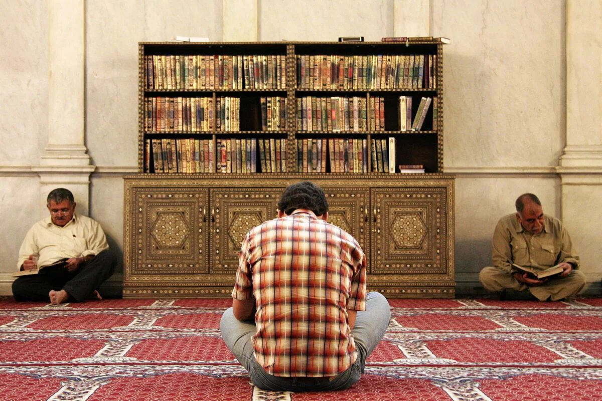 Мусульманских чтение. Чтение Корана в мечети. В мечети читают Коран. Чтение Корана в мечети Турция. Мужчина читает Коран в мечети.