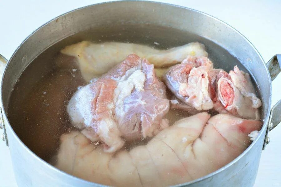 Сколько нужно варить холодец из свинины. Холодец из свиных ножек и курицы. холодец из рульки свиной и говядины. холодец из свиных ножек и говядины и курицы. холодец из свинины говядины и курицы.