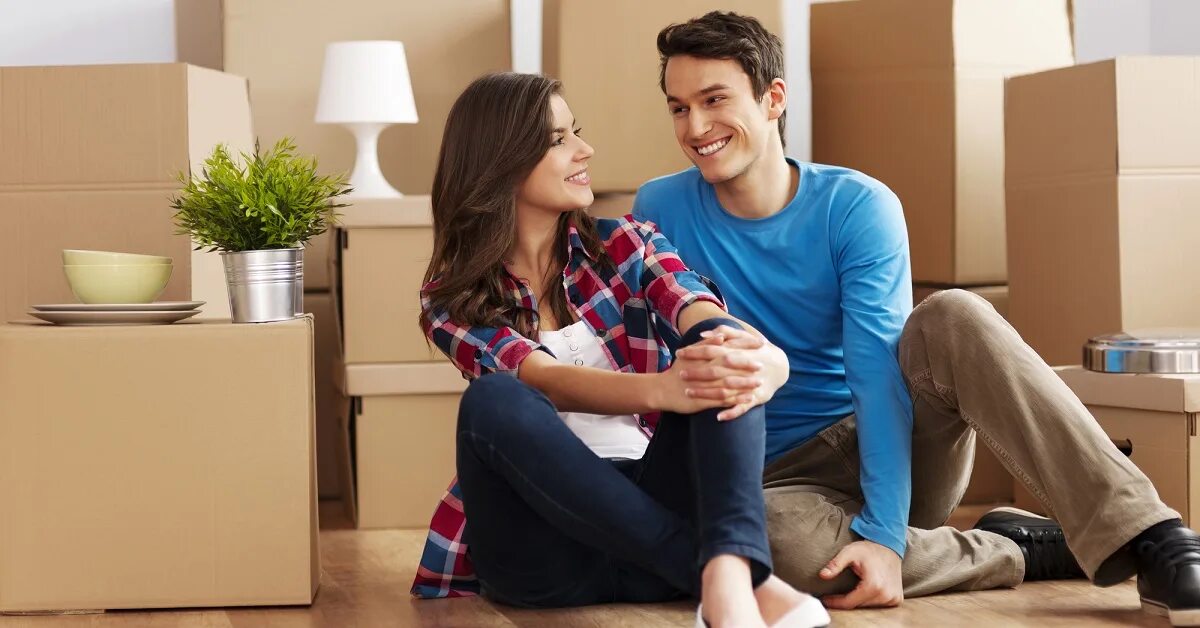 Квартира с коробками. Сон бывший в новой квартире. Фотосессия в новой квартире. Новоселы на диване. Сон.