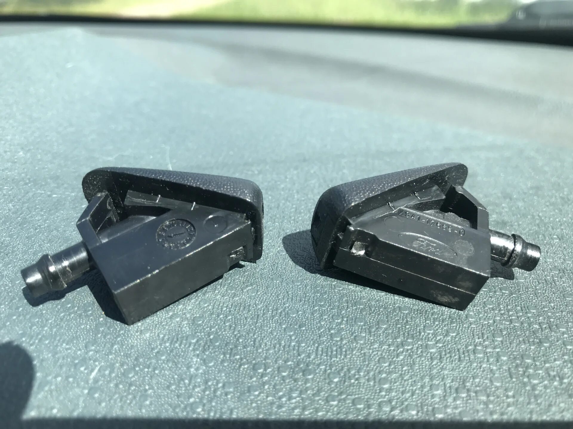 Ys4z17603ea ford форсунка омывателя. Веерные форсунки омывателя авенсис 2. Веерные форсунки форд. Форсунки омывателя ford focus 3. Форсунки омывателя форд фиеста мк5.