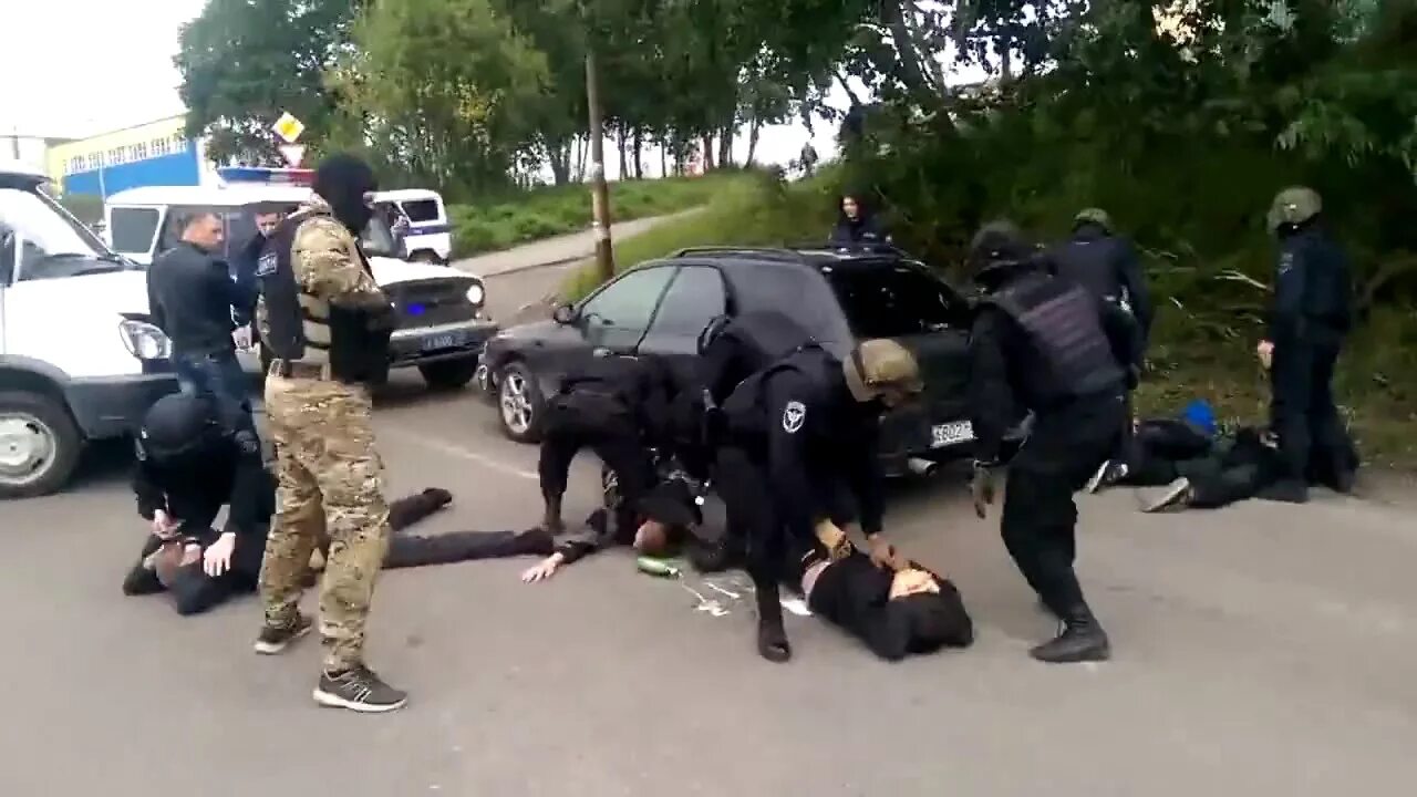 Полиция омон. Омон. Омона всем лежать. Омоновцы в школе. Омона всем лежать.