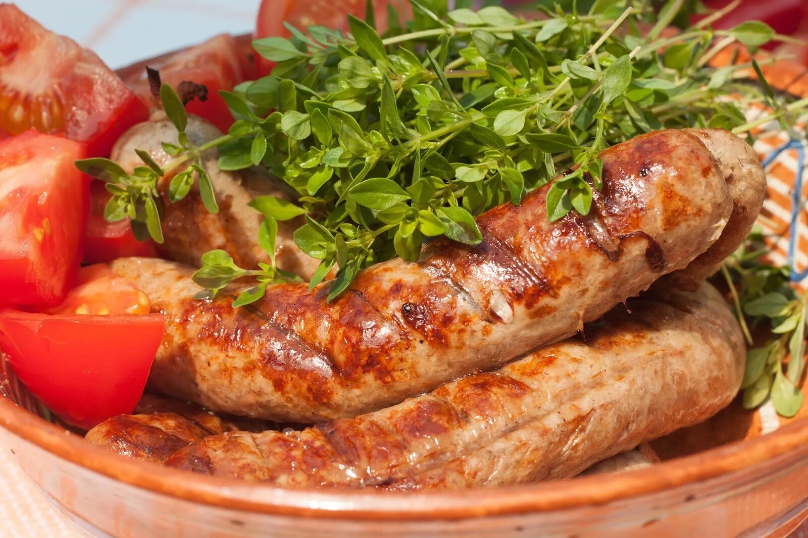 Сколько готовить купаты из свинины. Купаты свино говяжьи. колбаски свиные. колбаски купаты. колбаски из свинины.