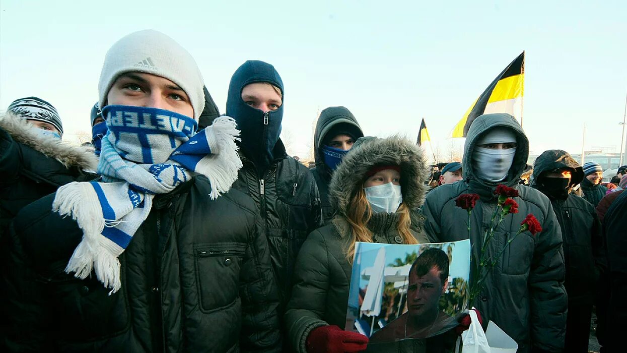 Манежка 2010. Манежка 2010 человек в маске.