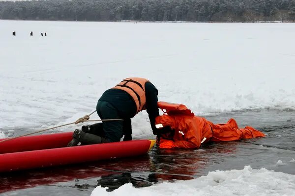Спас из полыньи. Спасение людей на водных объектах. спасение на воде мчс. спасение из ледяной воды.