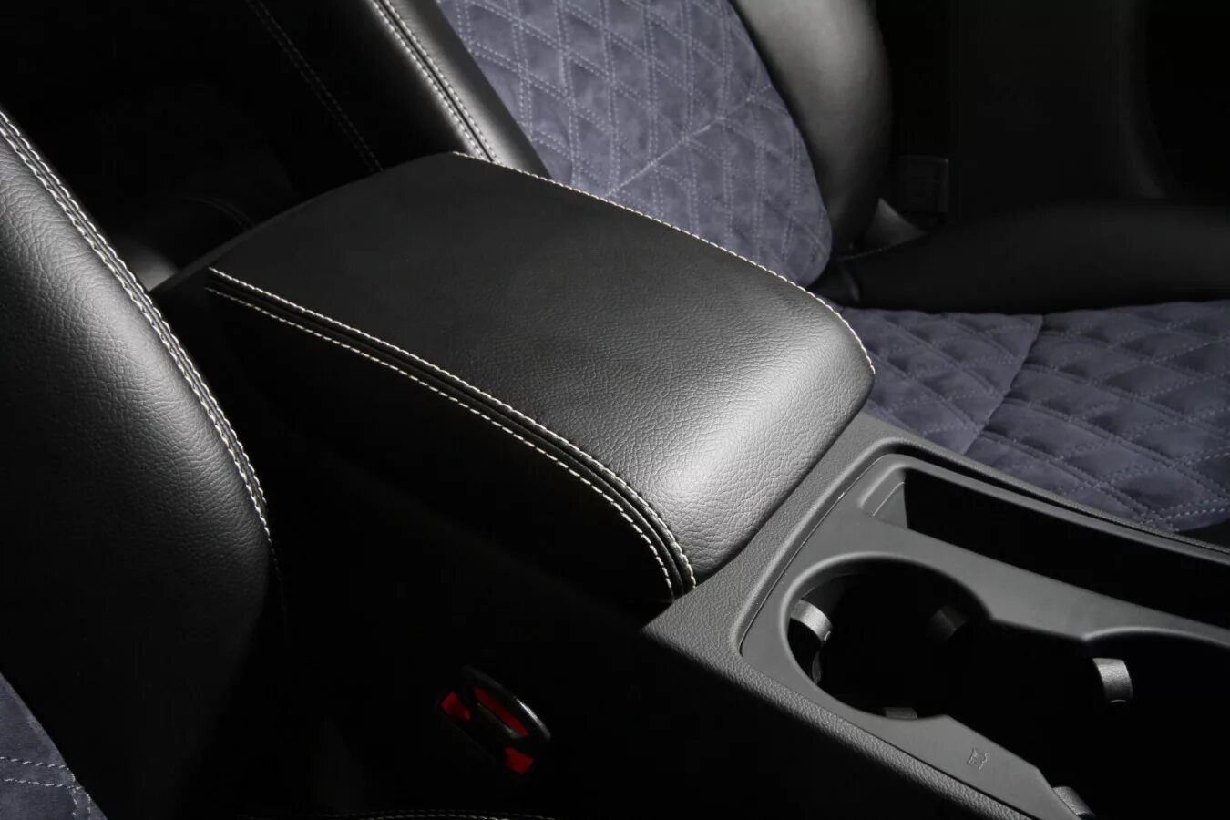 Перетяжка подлокотника кресла. Перетянуть подлокотник kia quoris. Tiida 2010 перетяжка подлокотников. Перетяжка подлокотника кресла. Обтяжка подлокотника автомобиля.