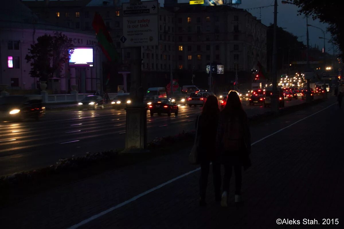 Можно ли выходить на улицу ночью. Прогулка ночью. Девушка ночью в городе. Люди на улице вечером. Прогулка ночь город.