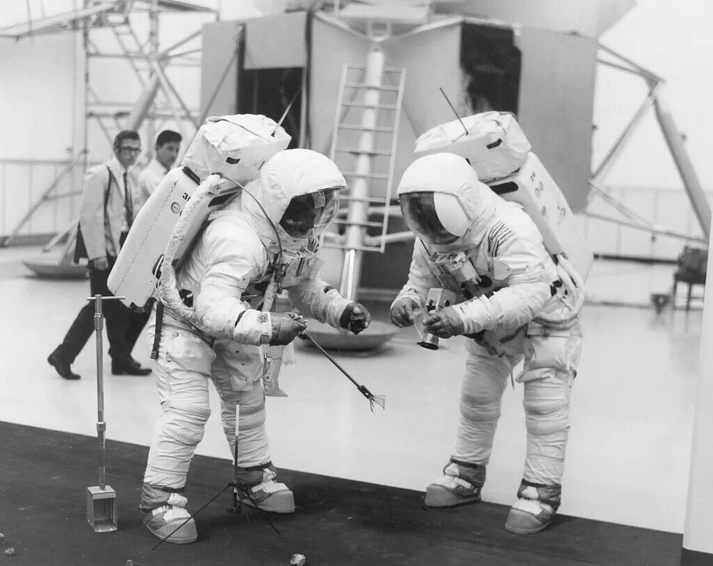Первая посадка на луну год. Аполлон 1969. Apollo 11 1969. Аполлон 1969 Аполлон 11.