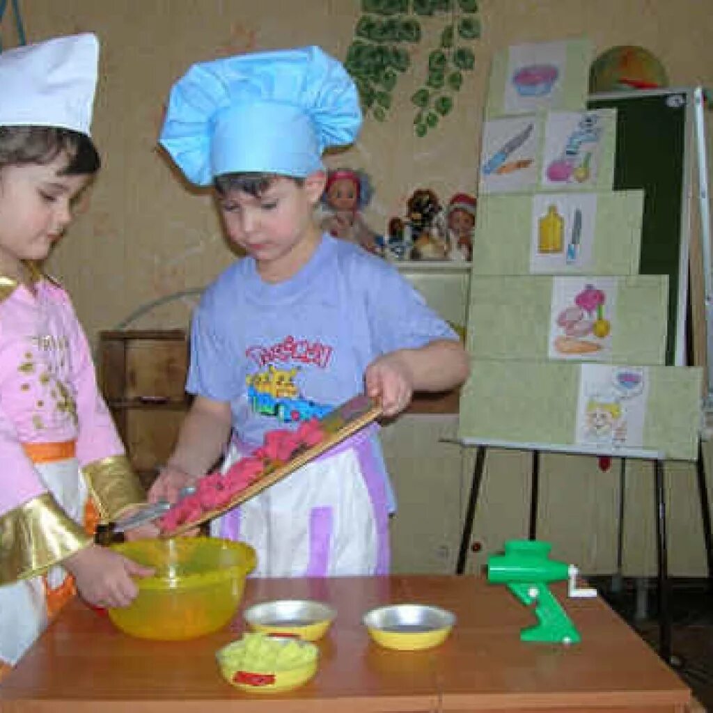 труд в детском саду. ознакомление детей с профессией взрослых. ознакомление детей с профессиями. тема профессии для дошкольников. дети знакомятся с профессиями.