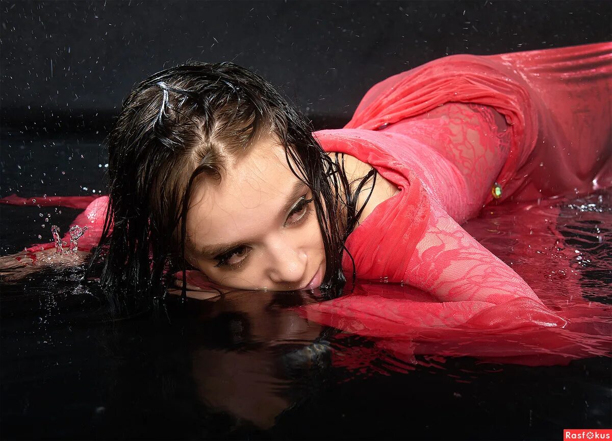 Дети в купальниках на море. Мокрая дочь. Дети в мокрой одежде. Мокрая дочь. Мокрая дочь.