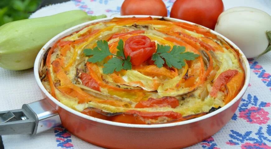 Запеканка с кабачками и помидорами. Запеканка из курицы с кабачками и помидорами. Овощная запеканка с сыром. Запеканка картофельная с овощами. Кабачки в духовке с помидорами.