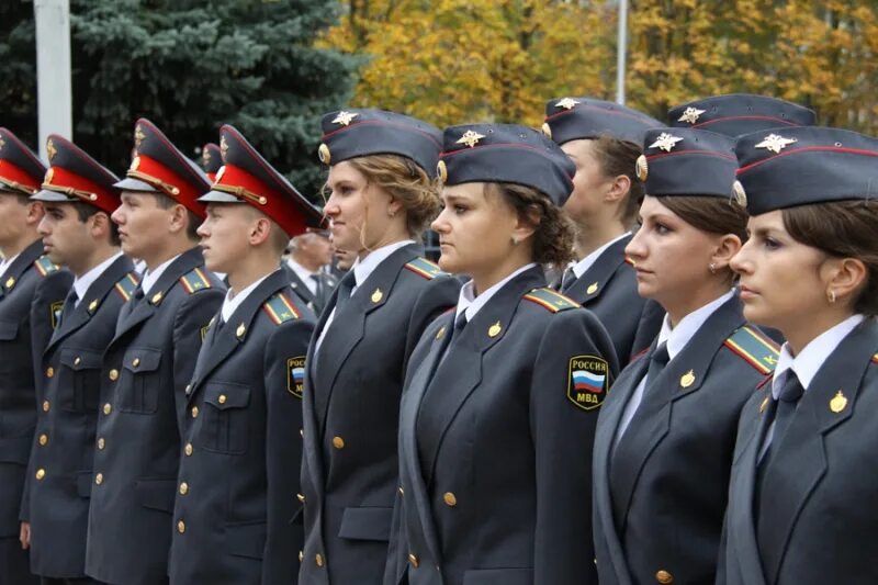 Можно ли после колледжа работать в полиции. Курсанты академии мвд волгоград. курсантки омской академии мвд. школа полиции. форма правоохранительных органов.