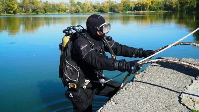 Водолазы из фонтейна вылавливают реликвии и надеются. Водолазы МЧС. Водолаз спасатель. Снаряжение водолаза спасателя. Снаряжение водолаза спасателя МЧС.