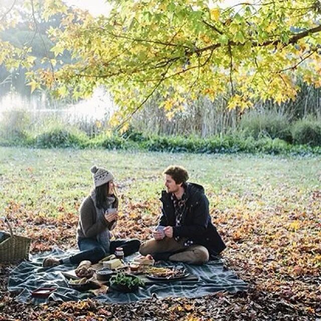 Most people that natural. Пикник осенью на природе. Пикник в ноябре на природе. Осенний пикник фотосессия. Пикник в осеннем лесу.