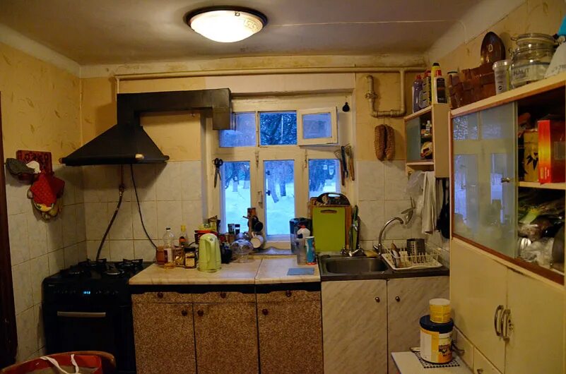 Кухня в бараке. Советская коммуналка. Барак дом внутри. Старая квартира. Барак коммуналка.