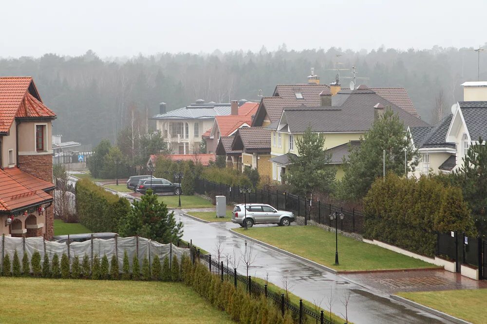 Третья охота коттеджный поселок. Дом 3 поселок. Красивые дома третья охота. Третья охота коттеджный посёлок дом пескова. Поселок третья охота на новорижском шоссе.