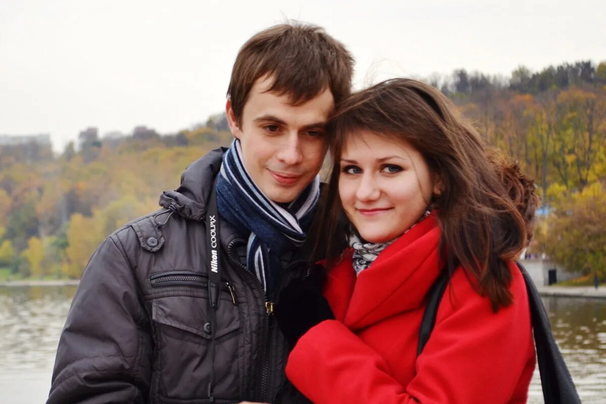 Фотосессия влюбленных. Парень даритдеаушке цветы. Влюбить форум. Влюбленные пары. Красивая пара влюбленных.