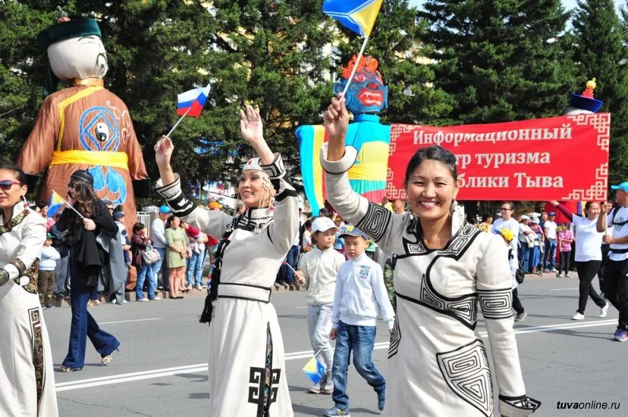 1 мая 2015 г. Кызыл столица Республики Тыва. Тыва Кызыл люди. Парад май 1 Кызыл Тыва. Площадь Арата Кызыл 1 мая.