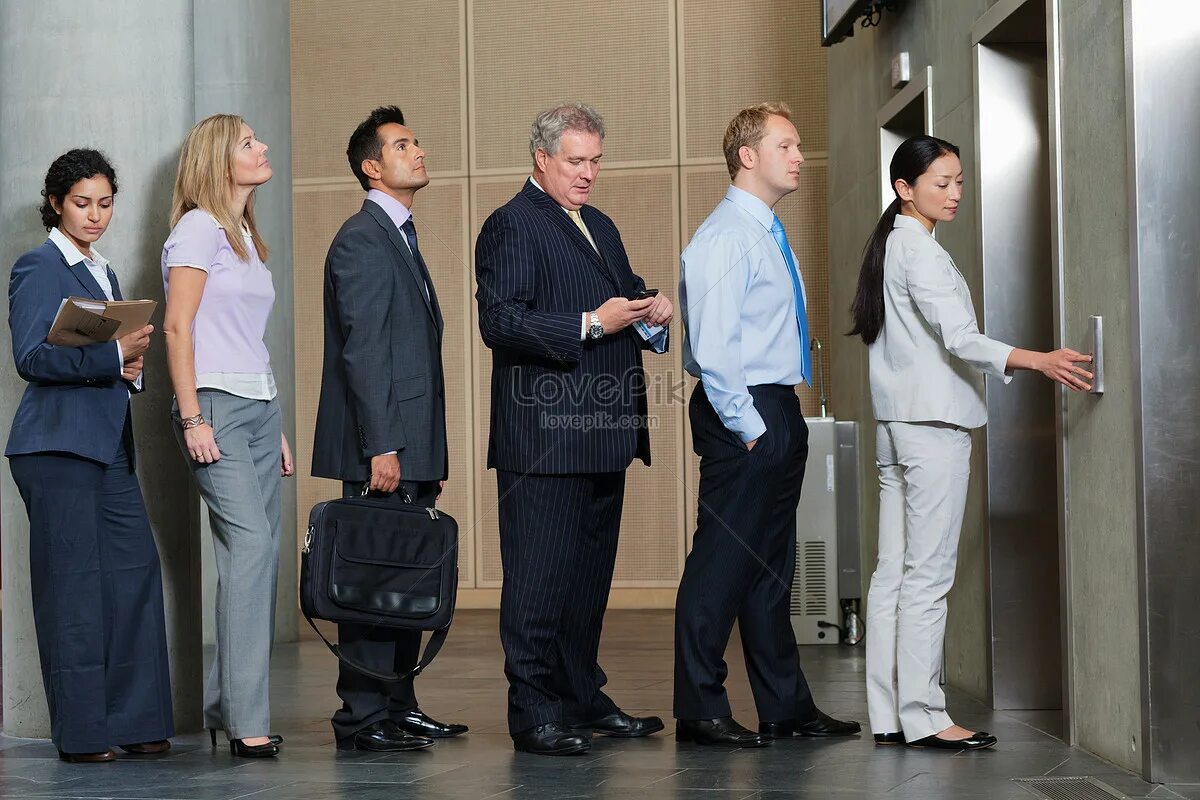Очередь в лифт. Люди в очереди. Бизнес люди стоящие в очереди. Очередь бизнесменов.