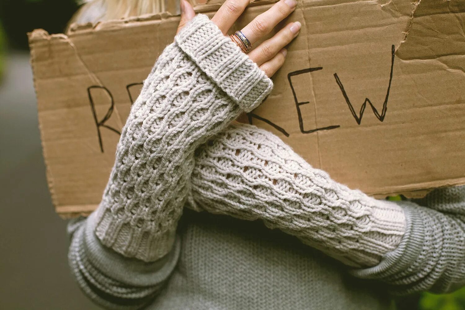 Knitting hands. Вязание варежки носки перчатки. Вязаная перчатка Миро. Handmade Knitting Design. COZYHANDS фото.