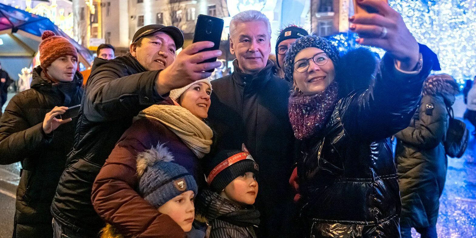 Кто раньше встречает новый год. Москва люди. Люди на улицах Москвы. Празднование нового года на улице. Москвичи люди.