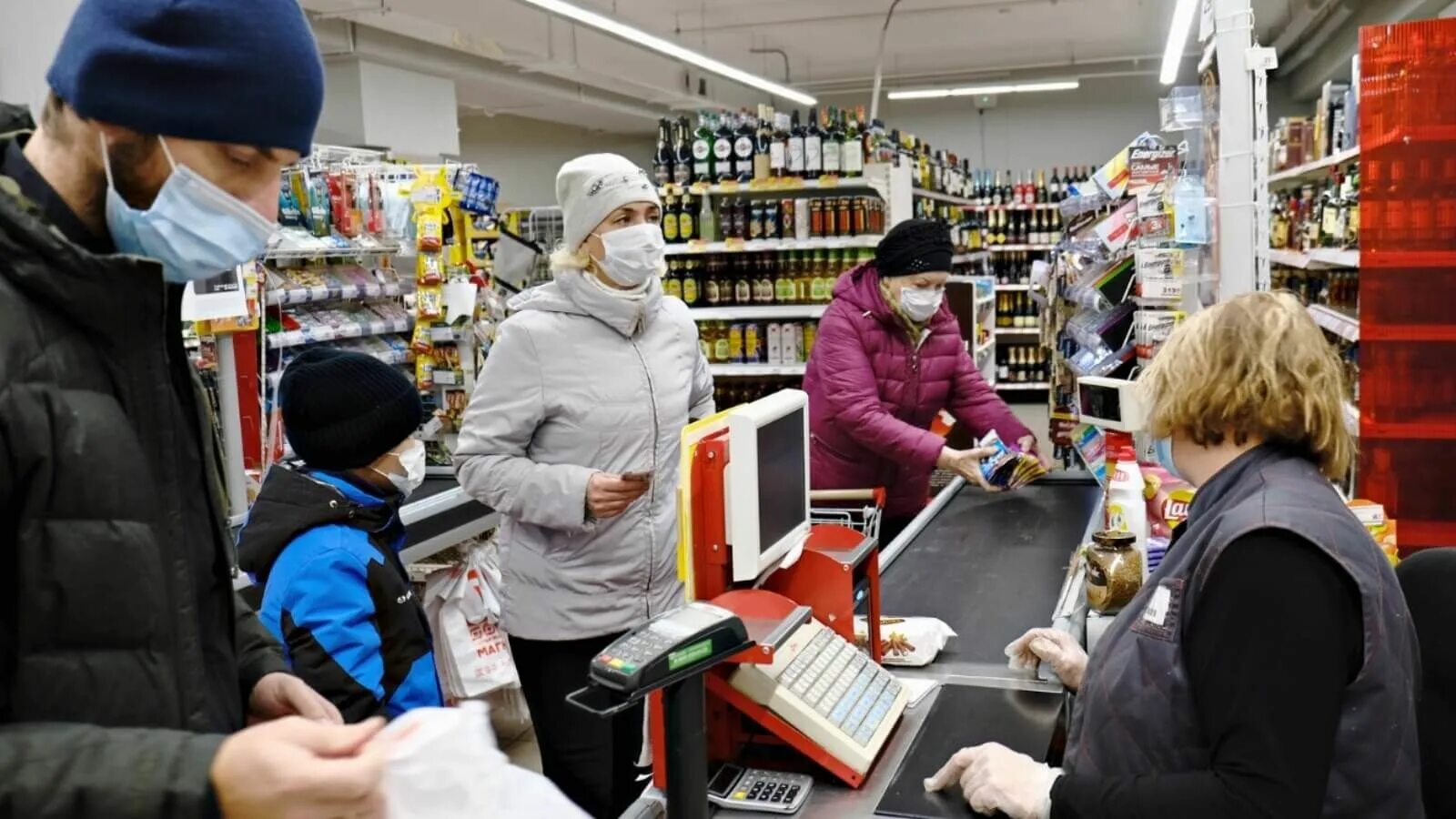 Магазин без маски. Люди в магазине. Товары на кассе. Касса в магазине. Молочная продукция в магазине.