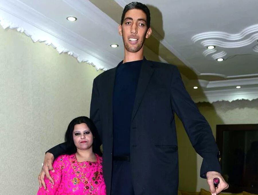 Сами высоки человек. Султан кёсен с женой. Турок Султан кёсен. Самый высокий человек в мире Султан Косен. Мерве дибо Султан Косен.