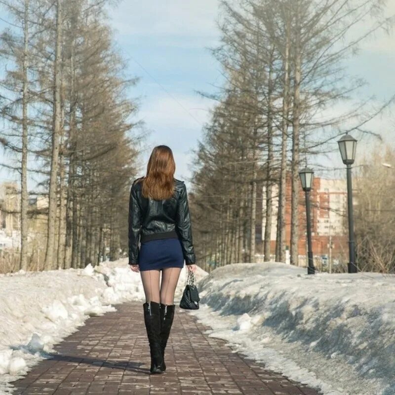 Легко одетая зимой. Девушки в колготках зимой. девушки в капроновых колготках зимой. женщины в юбках зимой. бабы в колготках зимой.