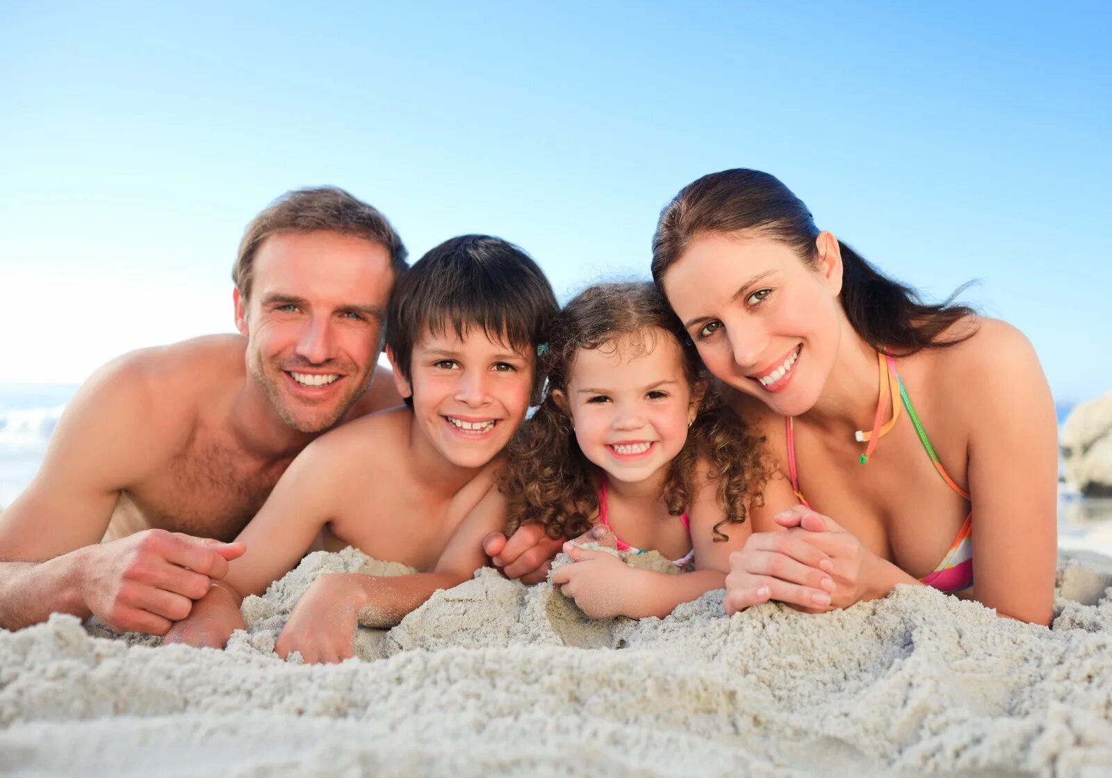 Hairy family. Семья на море. Семья на пляже. Семья на отдыхе.