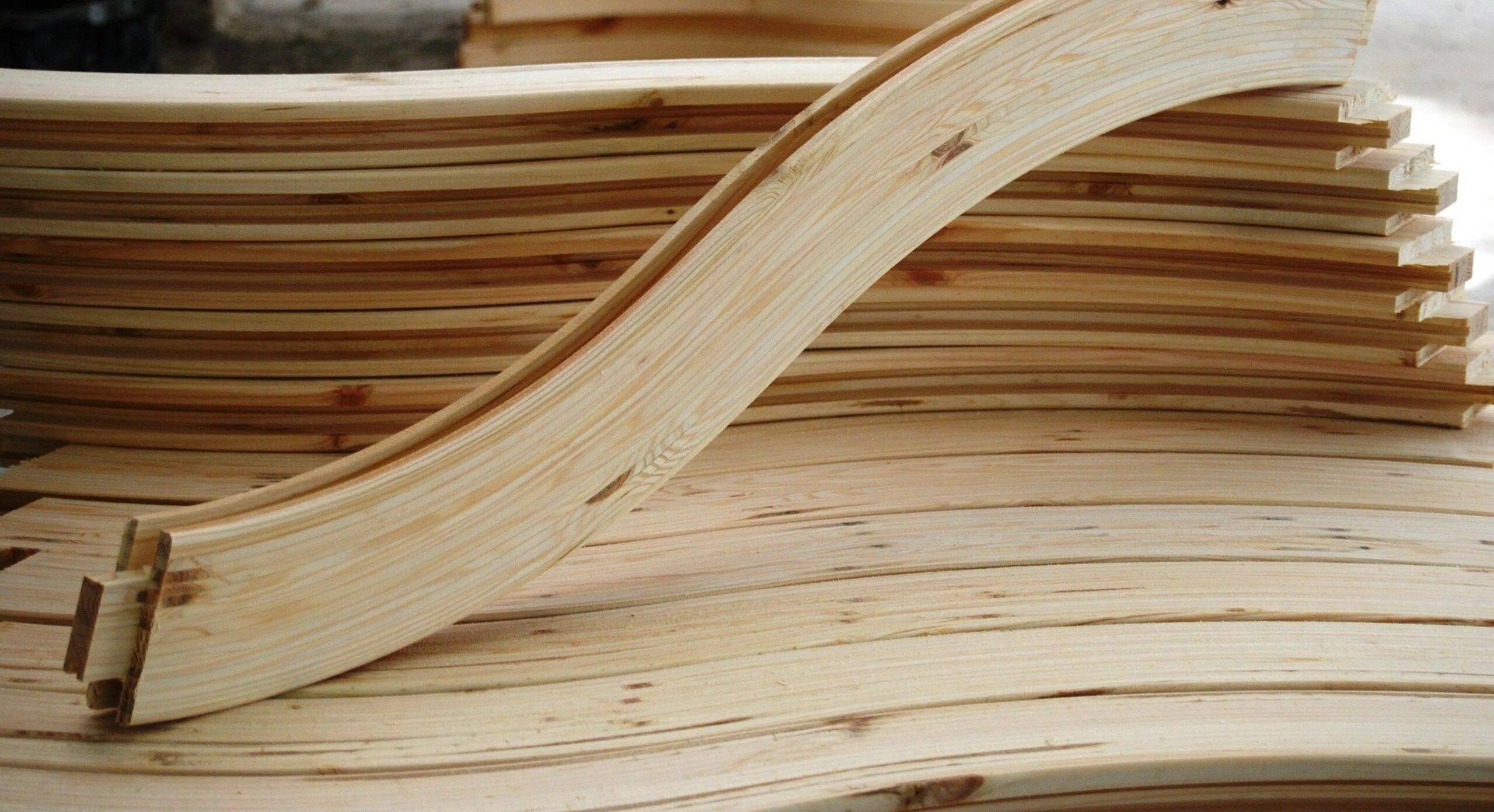 Гнутый брус. Гнутые деревянные элементы. Гнутоклееных деревянных деталей. Изделия из клееной древесины. Гнутая заготовка