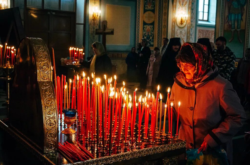 Что такое радоница. Радоница поминовение усопших. Радоница пасхальное поминовение усопших. Радоница богослужение. Храм Радоница свечи.