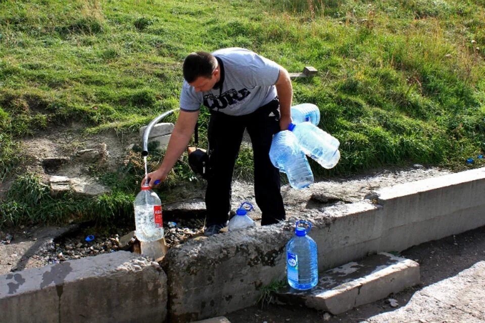 Вода Родники. Вода из родников. Человек пьет воду из родника. Воду с родника набирали. Воду из реки ведром