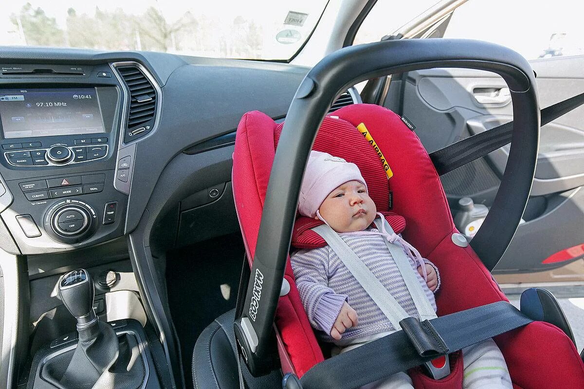 Можно ли перевозить детей в машине. Автокресло на переднее сиденье. Пвтолдллка на передгнм сидении. Автолюлька на переднем сидении. Детское автокресло на передние сиденье.