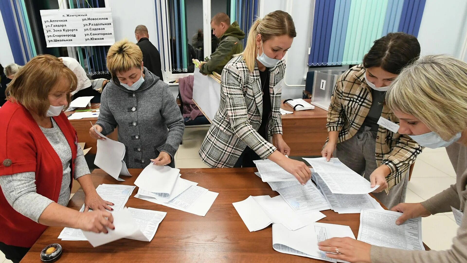 Главные новости выборов. Выборы фото. Региональные выборы это. Избирательная комиссия на выборах. Подсчёт голосов на выборах.