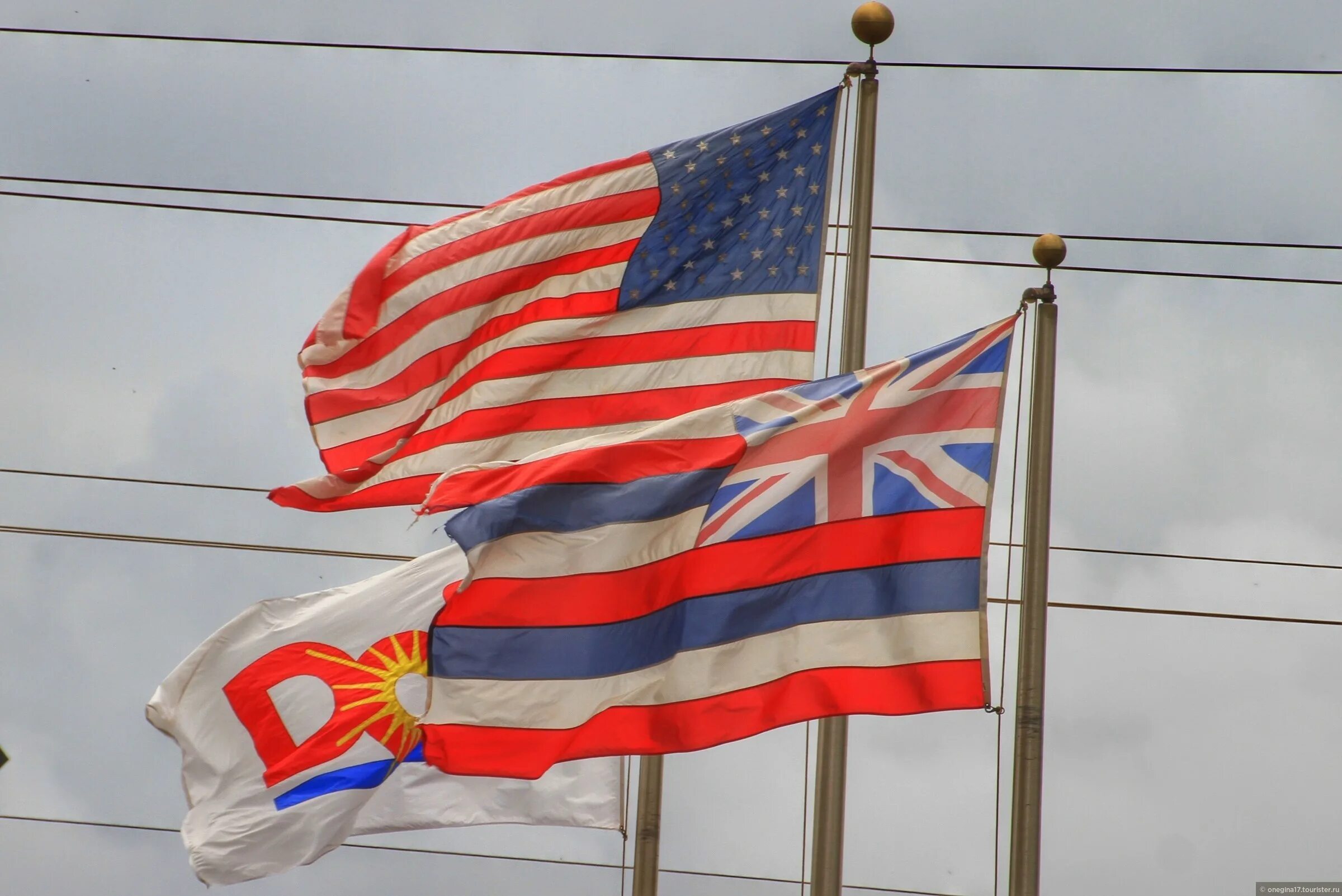 Флагшток белый. Развевающееся знамя. Знамя на ветру. Флаги рею. Флагшток белый.