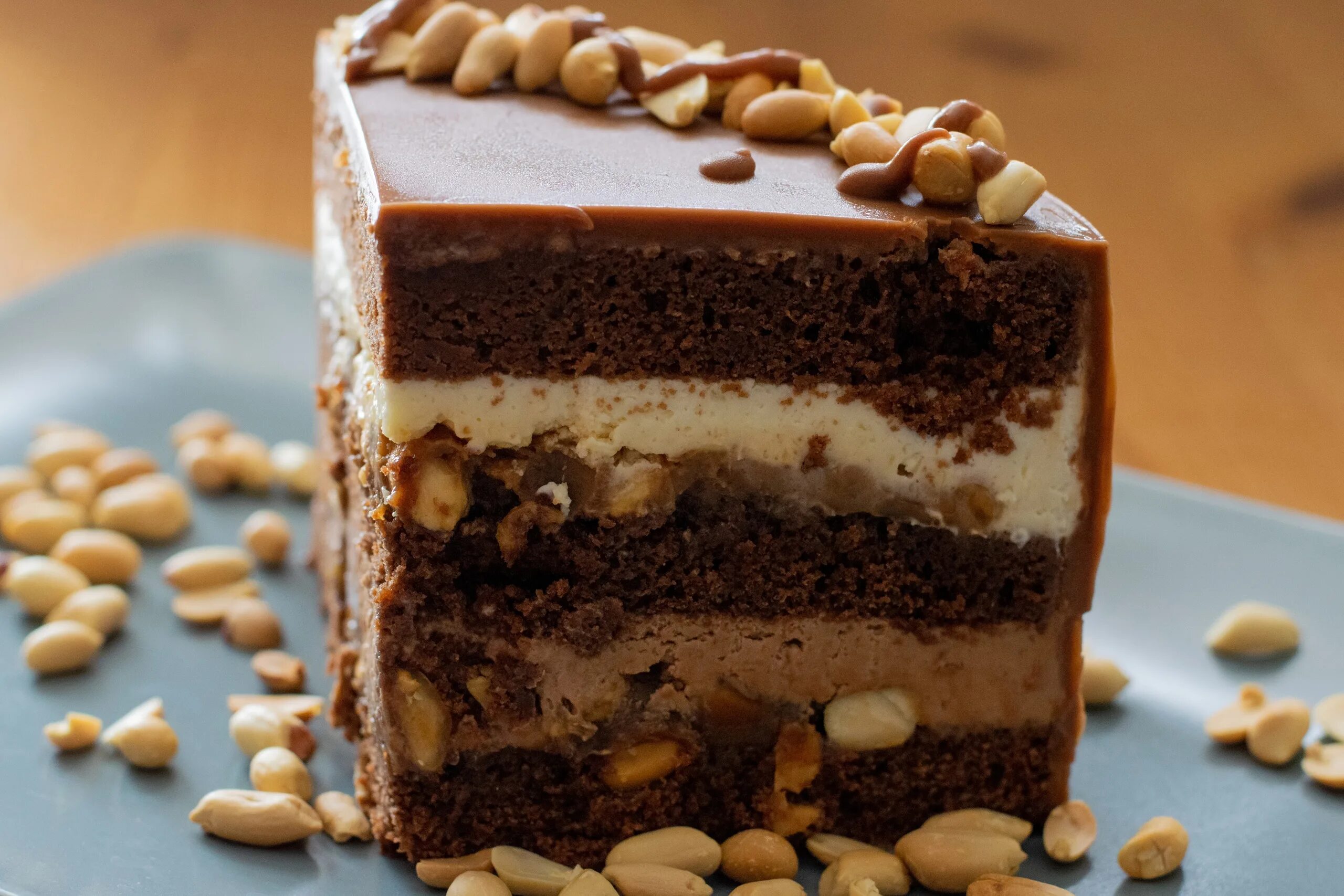 Соло кармен торт сникерс. Тортодел торт сникерс. Торт сникерс украшение. Торт веганский сникерс. Торт сникерс энди шеф.