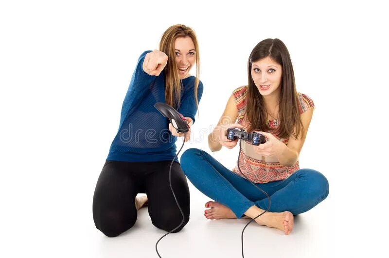 Девушки играют друг с другом. Позы людей играющих в видеоигры. Люди играющие в приставку. Влюбленная пара играет в видеоигры. Парень с девушкой играютяс.