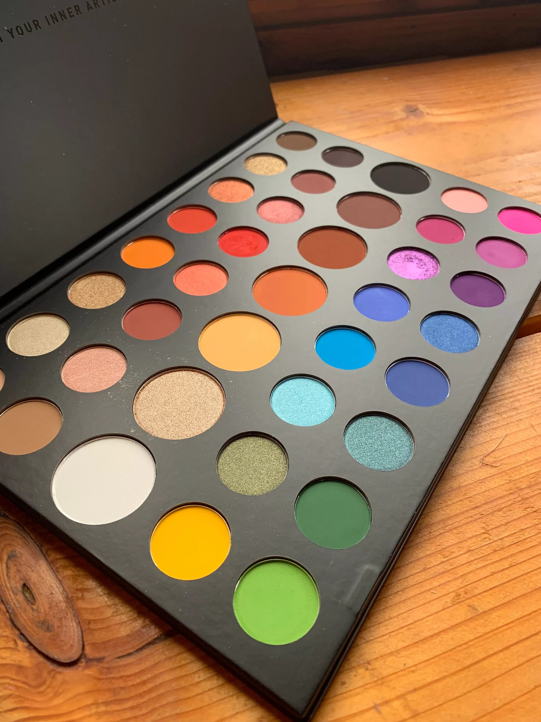 Палетка теней morphe. Палетка морфи. Morphe кремовые тени. Палетка джеймса чарльза. Тени morphe james charles.