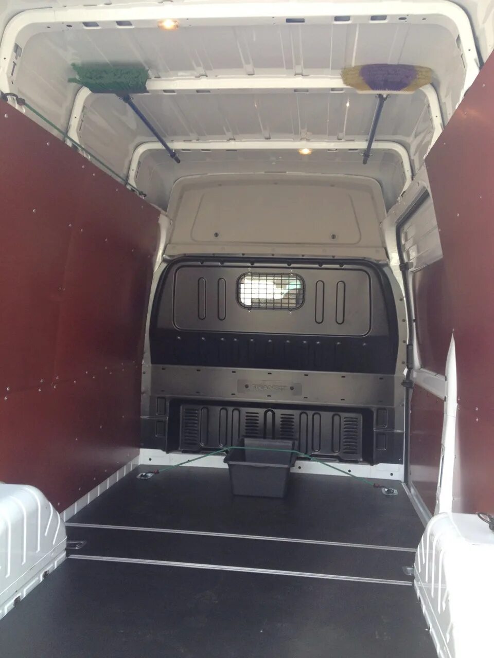 Полка верхняя ford transit 2020. Стеллажи в ларгус фургон. Полка над лобовым форд транзит. Полки в фургон форд транзит. Потолочная полка форд транзит.