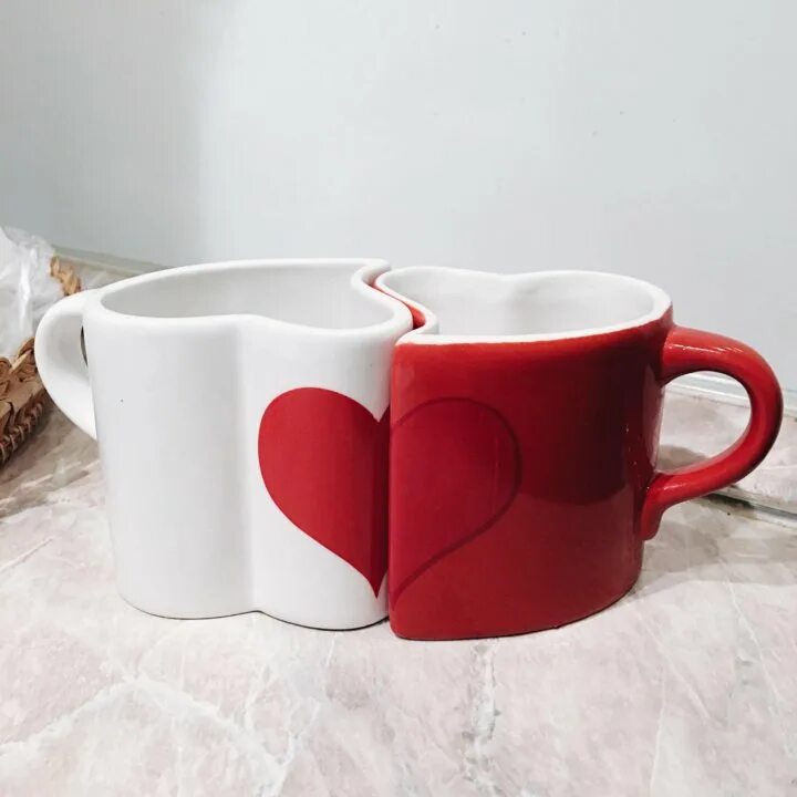 Чашки для влюбленных. Кружки для влюбленных парные с сердцем. Парные кружки для влюбленных в виде сердца. Кружки в виде сердца. Кружка 2 сердца.