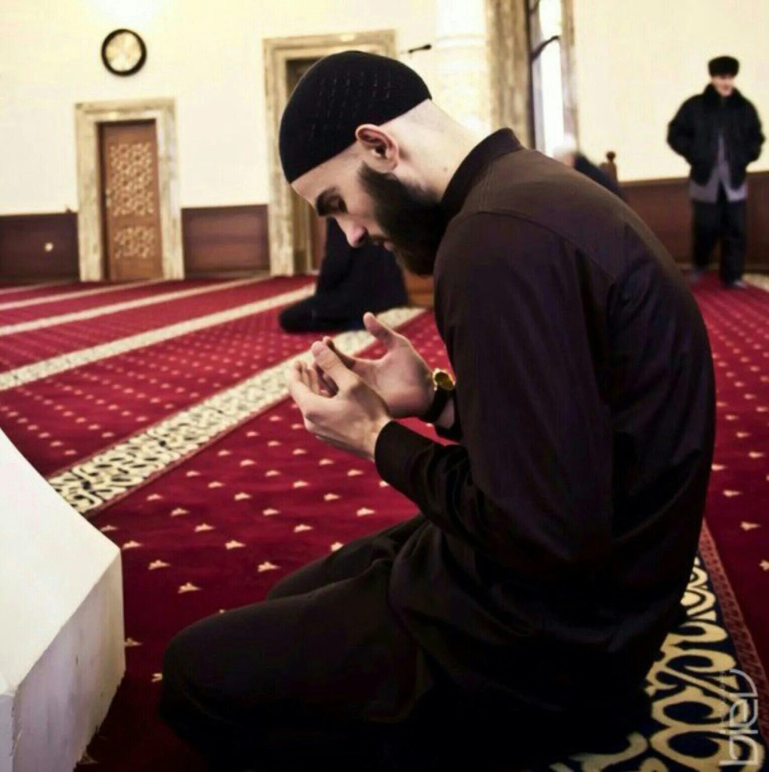 Ибадат в исламе. Мусульманин молится. Мусульманский намаз. Что такое намаз у мусульман. Мужчина в мечети.