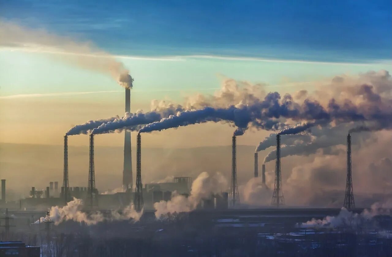 Выхлопной газ. Дым из трубы. Кмк новокузнецк выбросы. Дым из глушителя. Ммк дым.