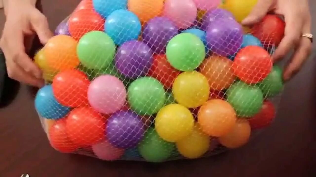 Видео про шары. Разноцветные пластмассовые шары. Детские шарики. Разноцветные шары игрушки. Детские шары из пластика.