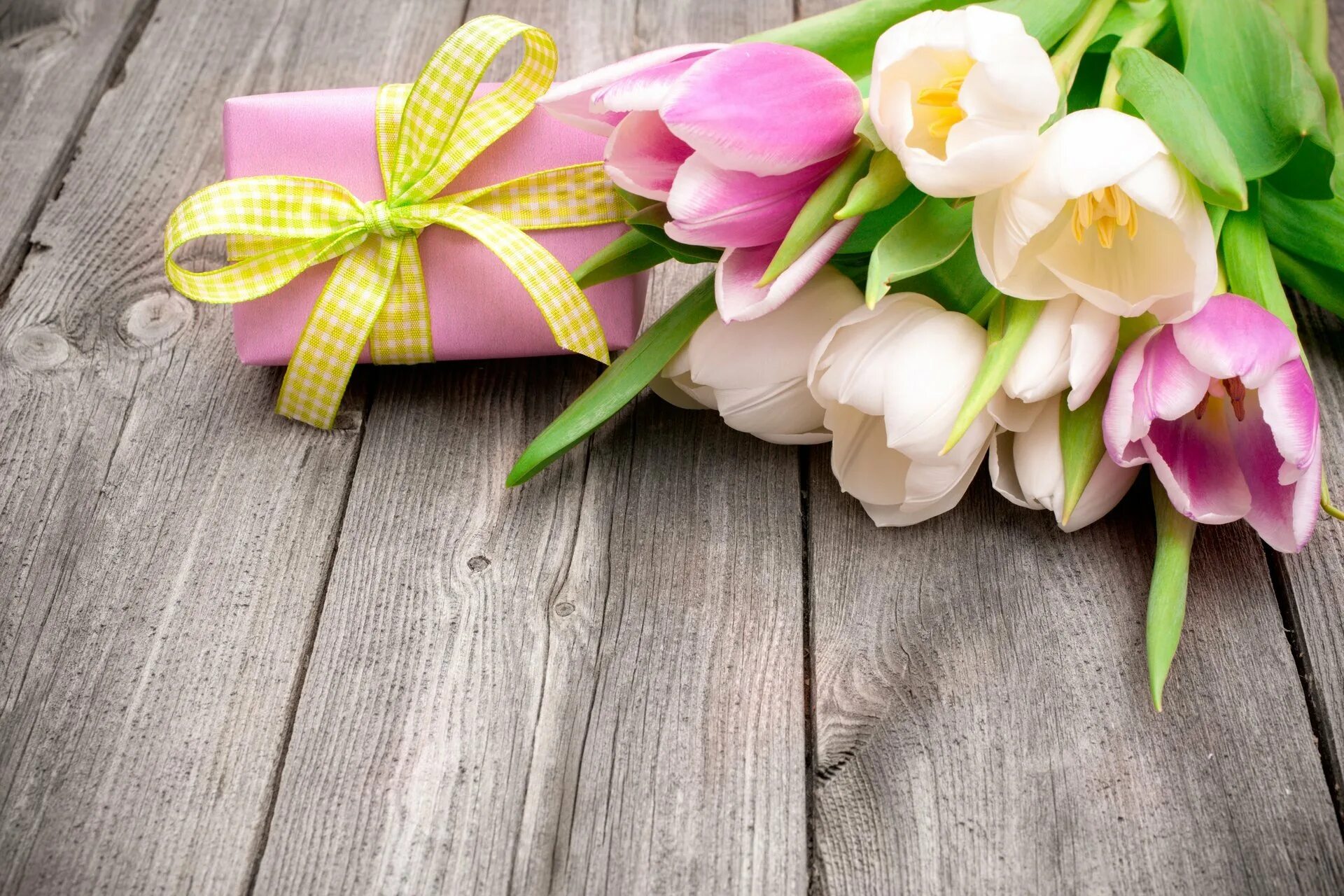 Поздравление с праздником с цветами. Открытки с днём рождения тюльпаны. Цветы в подарок. С днём рождения сестрёнка.
